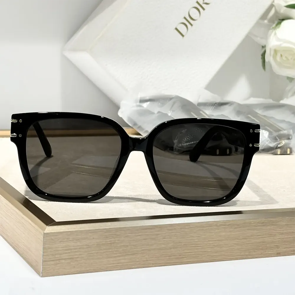 Side angle showing black acetate and hinge of DiorSignature S7F sunglasses