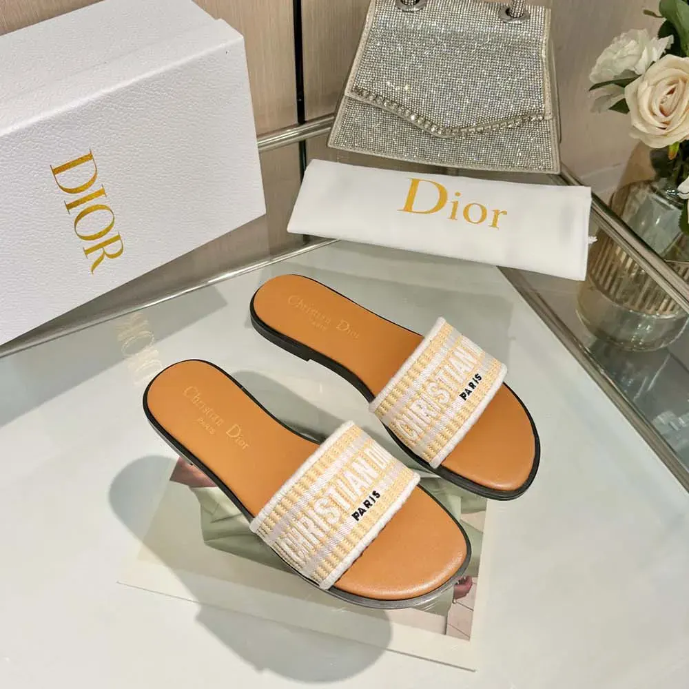 Close-up on white embroidered cotton detail of Dior Women Dioriviera Dway Slide