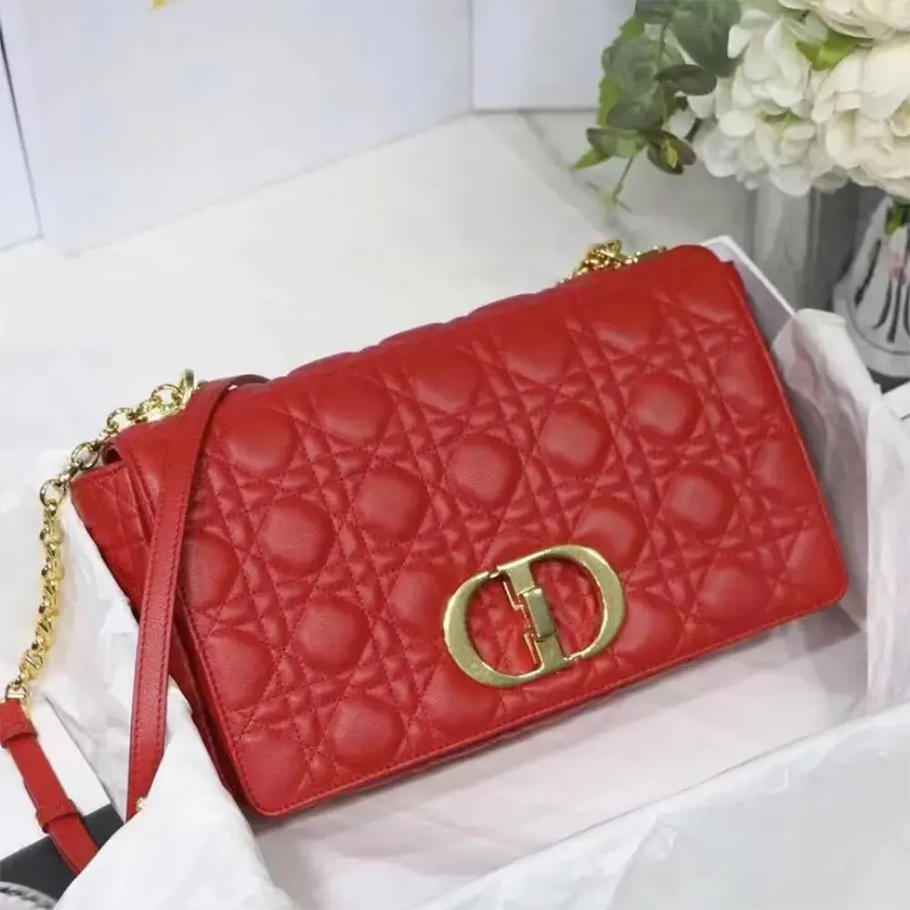 Close-up of silver-tone ‘CD’ clasp on Dior Women Large Dior Caro Bag Red