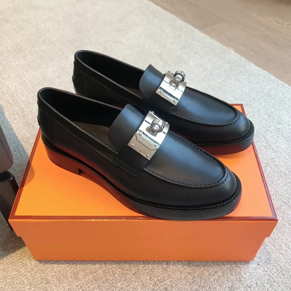 Top view detail of leather texture on Hermes Women Hot Loafer-Black