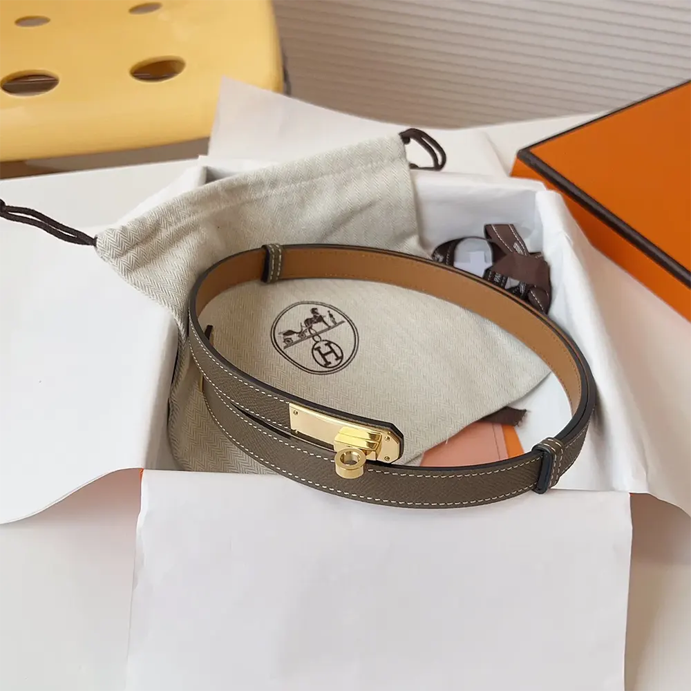 Side angle showing texture and stitching on Hermes Women Kelly 18 Belt-Grey