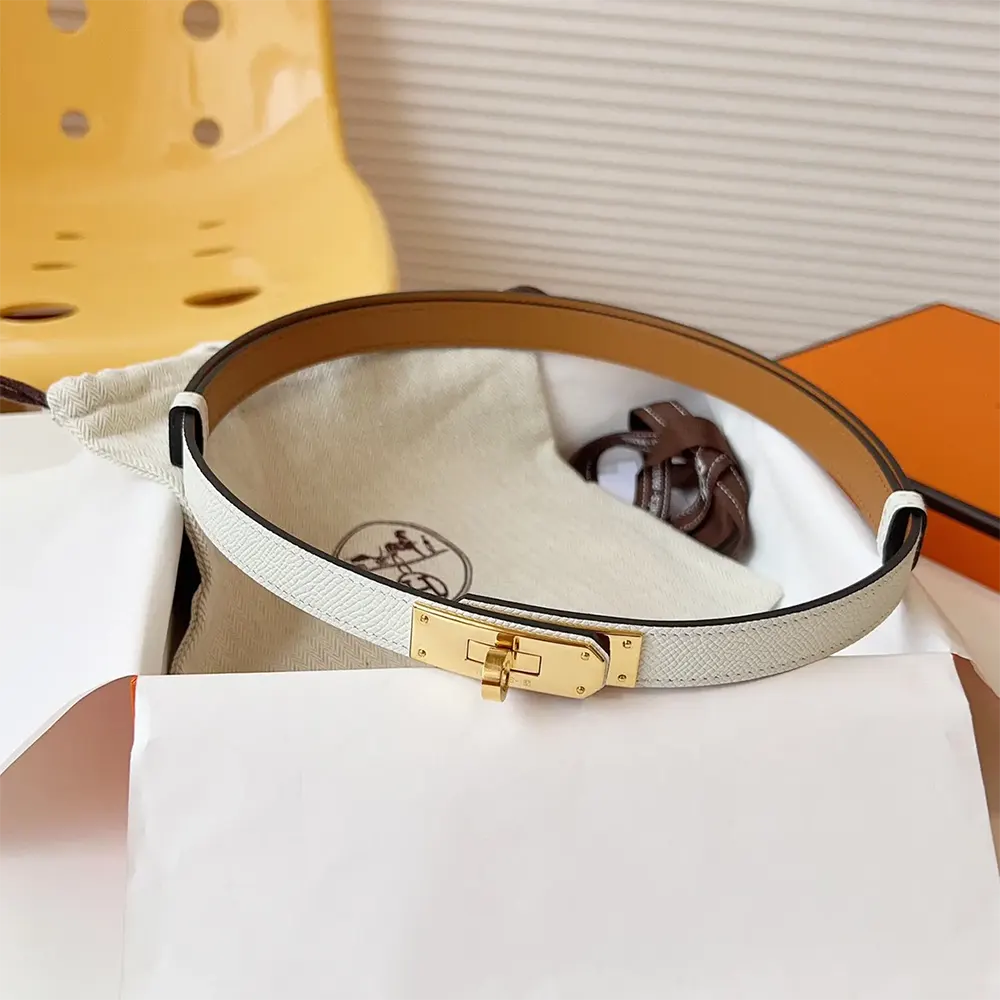 Close-up detail of Kelly buckle on Hermes Women Kelly 18 Belt-White