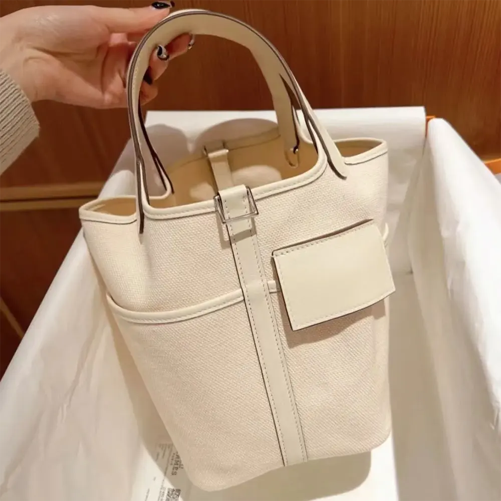 Close-up on silver lock and white Goeran canvas leather detail