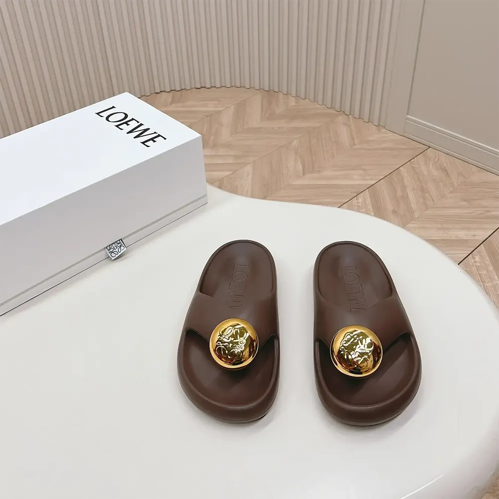 Close-up of pebble-embossed leather on Loewe Women Foam Pebble Sandal-Chocolate