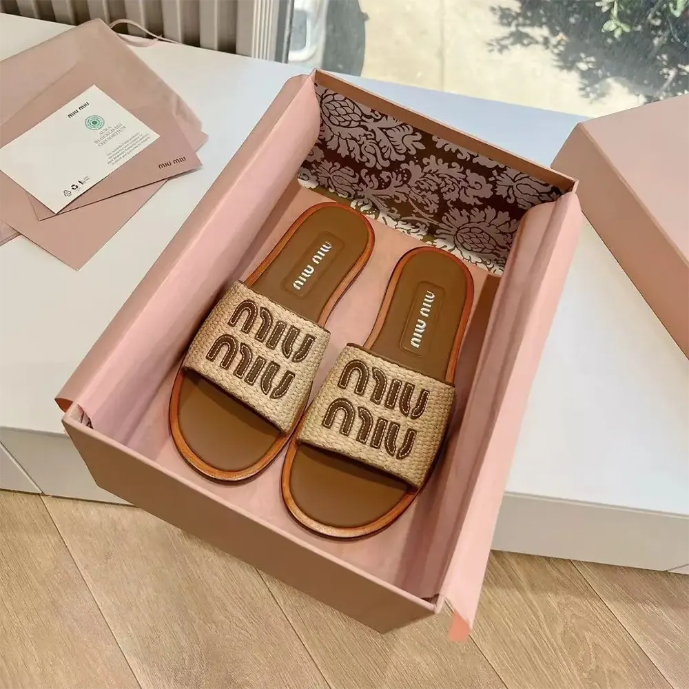 Close-up on woven raffia-effect texture of Miu Miu Women Slides