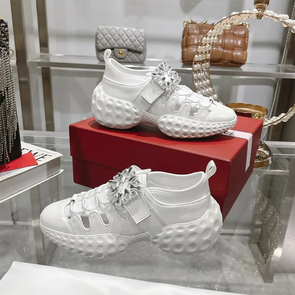 Close-up of signature buckle detail on Viv’ Run Light Trekky Sneakers