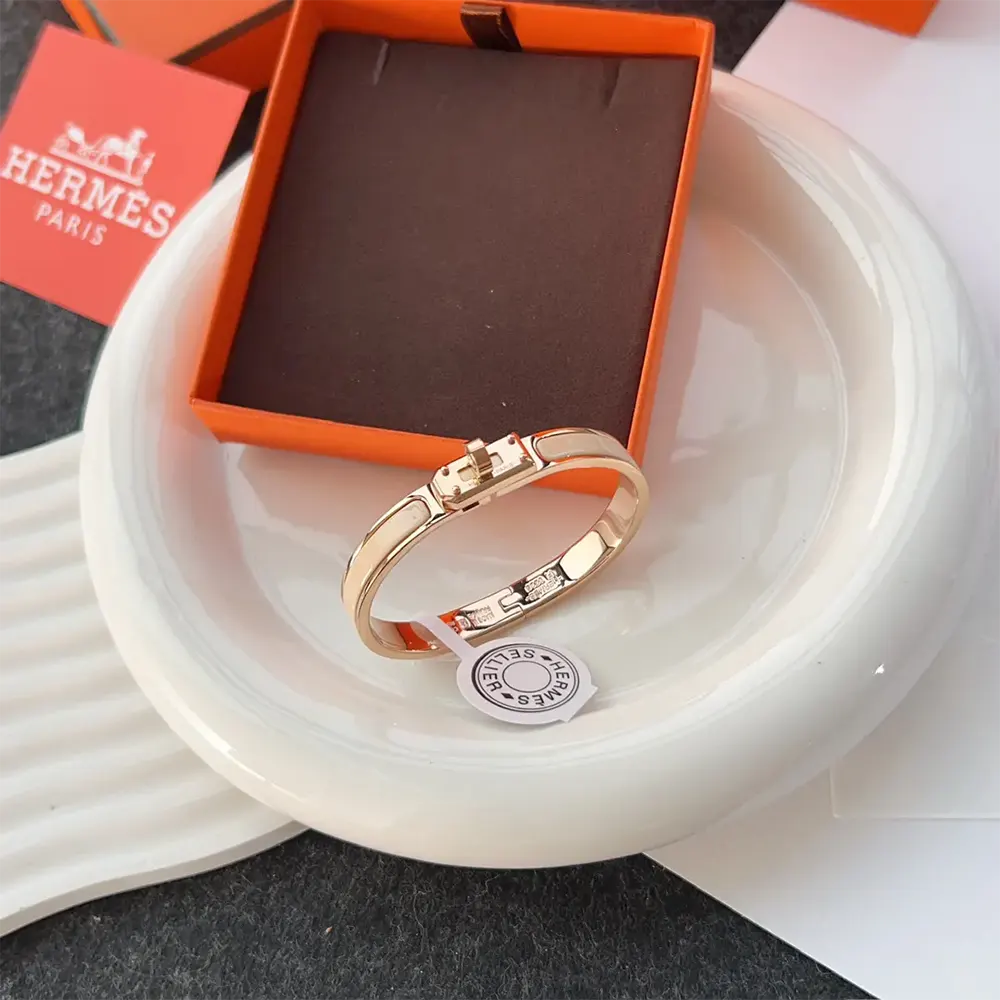 Side angle of sandy leather Hermes Unisex Mini Clic Kelly Bracelet