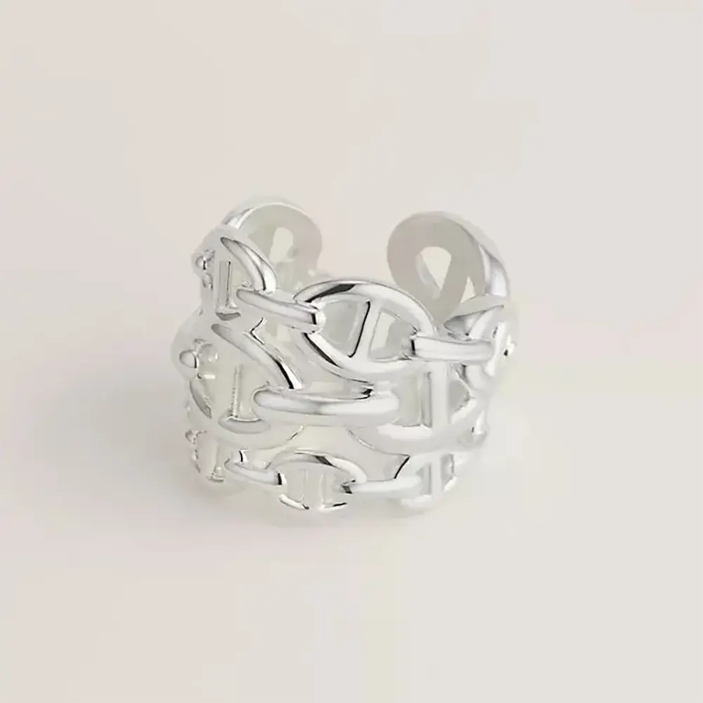Close-up of Hermes Women Chaine D Ancre Enchainee Ring Large Model silver links