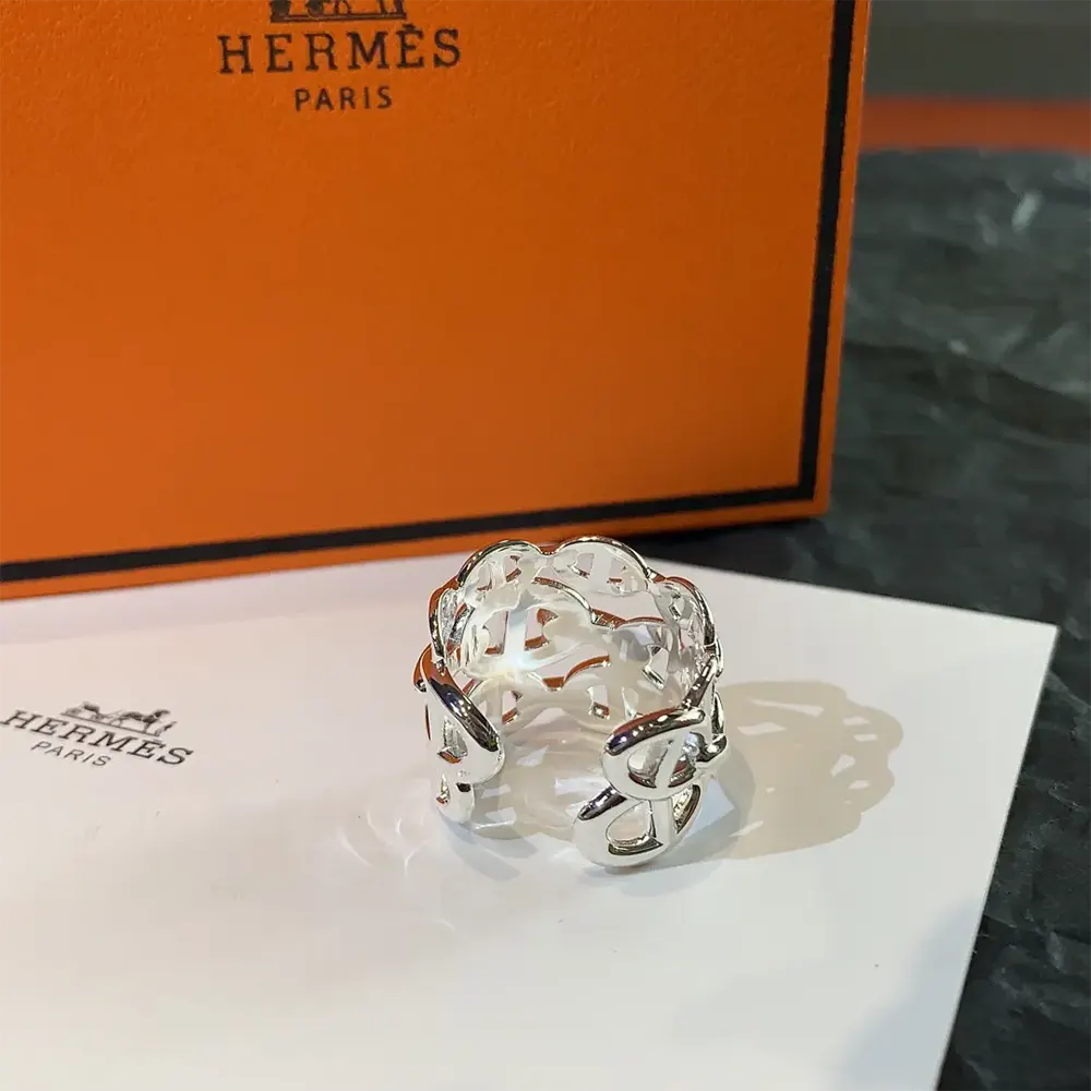 Side view showcasing the chain-link silhouette of Hermes Women Chaine D Ancre Enchainee Ring Large Model