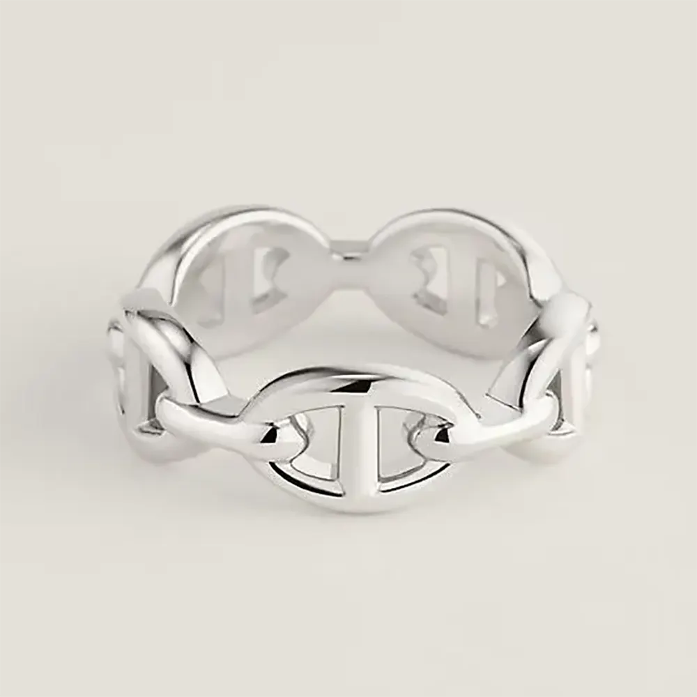 Close-up of Hermes Women Chaine D Ancre Enchainee Ring Small Model silver chain detail