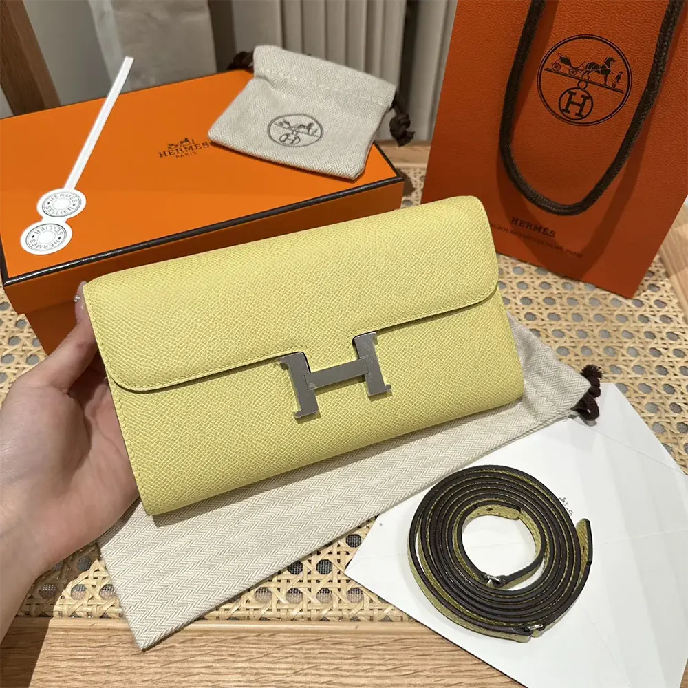 Close-up on gold Constance 'H' clasp of Hermes Women Constance Long To Go bag