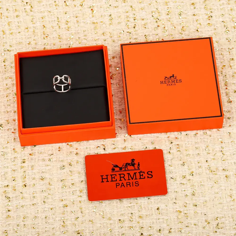 Close-up detail of chain-link design on Hermes Women Ever Chaine D Ancre Ring
