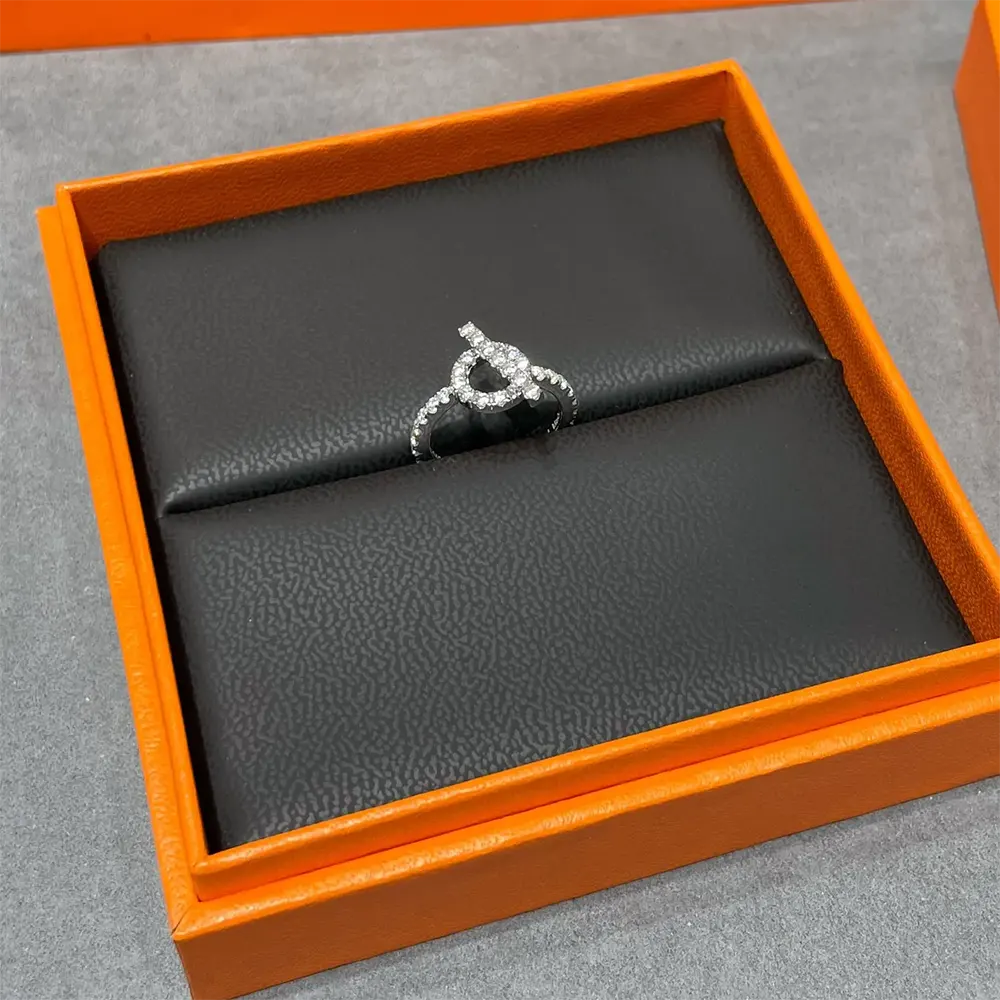 Side view showing silhouette of Hermes Women Finesse Ring H219610B