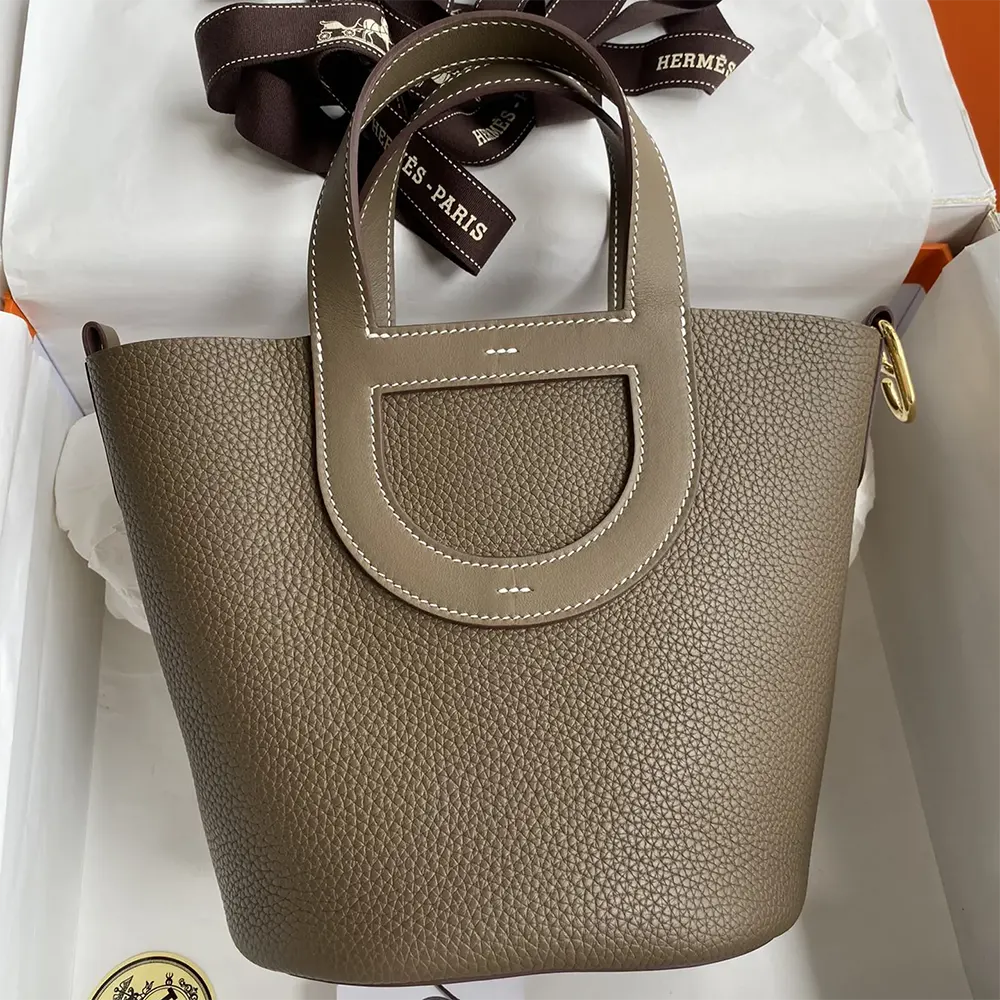 Close-up on the gold loop hardware of Hermes Women In the Loop 18 Handbag