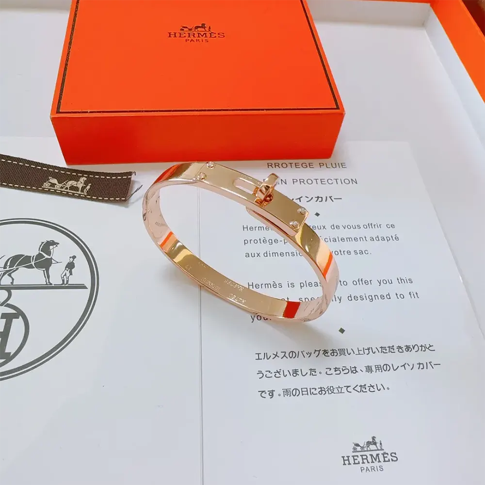 Side angle of Hermes Women Kelly Bracelet Small Model on wrist