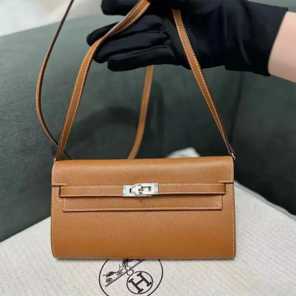 Close-up of silver Kelly clasp on Hermes Women Kelly To Go bag