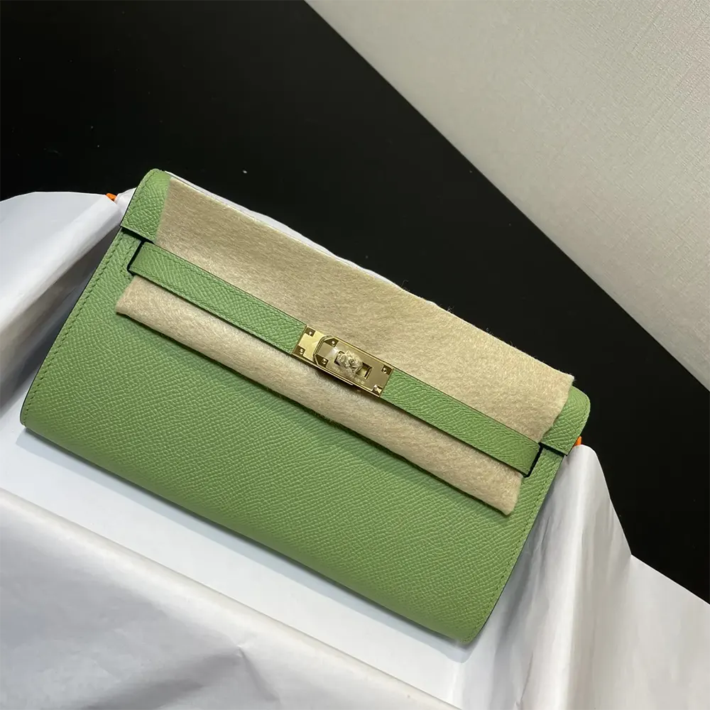 Close-up on gold clasp detail of Hermes Women Kelly To Go bag