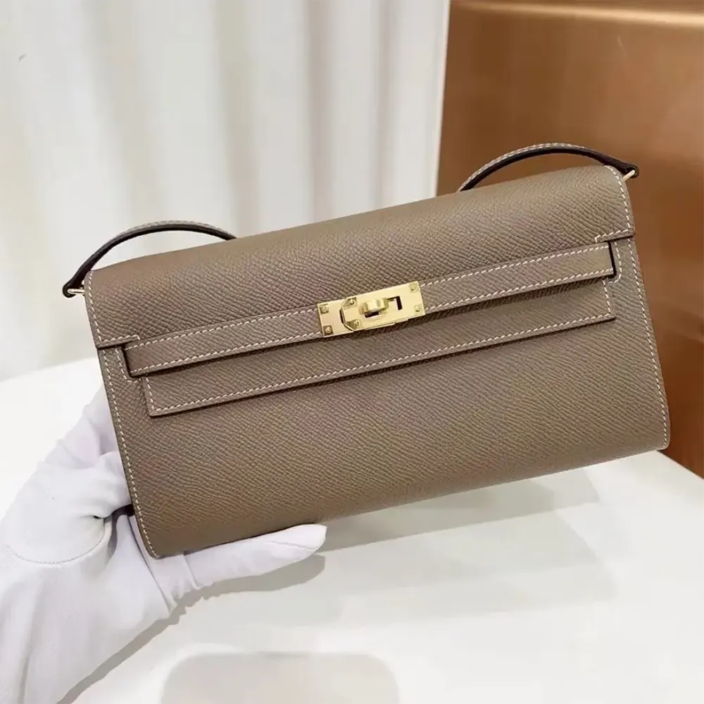Close-up of gold Kelly clasp on Hermes Women Kelly To Go bag