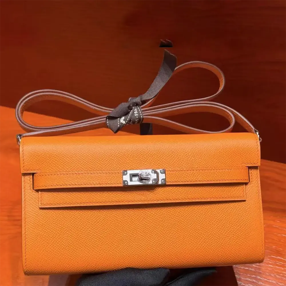 Side angle revealing structured silhouette of Hermes Women Kelly To Go