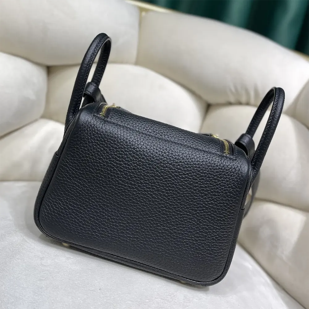 Side angle showing Clemence leather texture of Hermes Women Lindy Mini 19