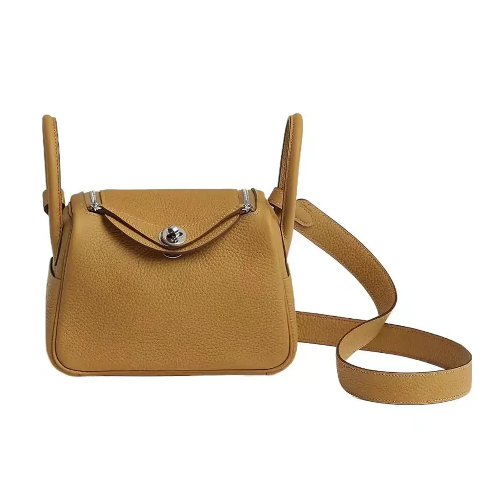 Front angle of Hermes Women Lindy Mini 19 in Sandy Clemence leather