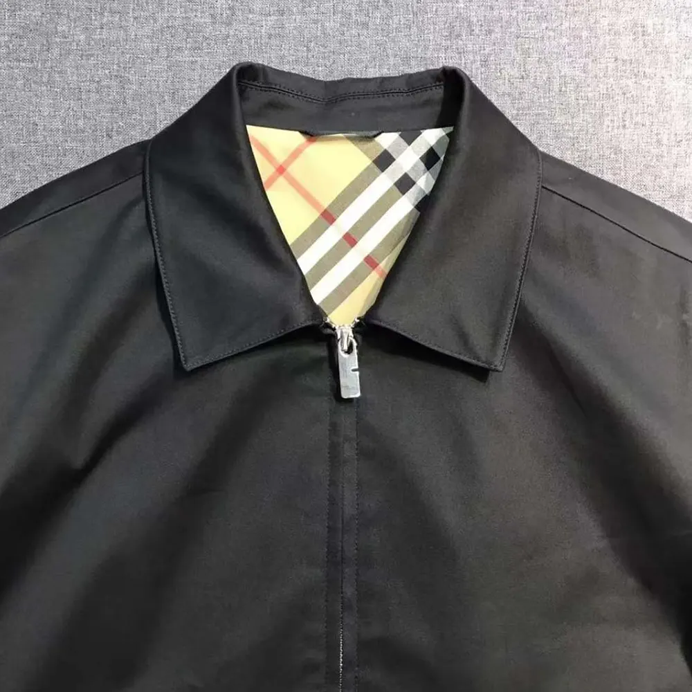 Detail of signature Burberry check lining inside Men Gabardine Harrington Jacket-Black