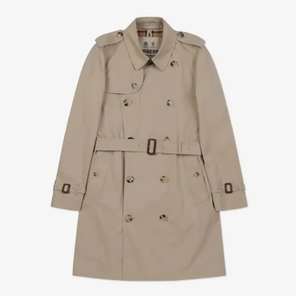 Front view of Burberry Women Chelsea Heritage Trench Coat in beige