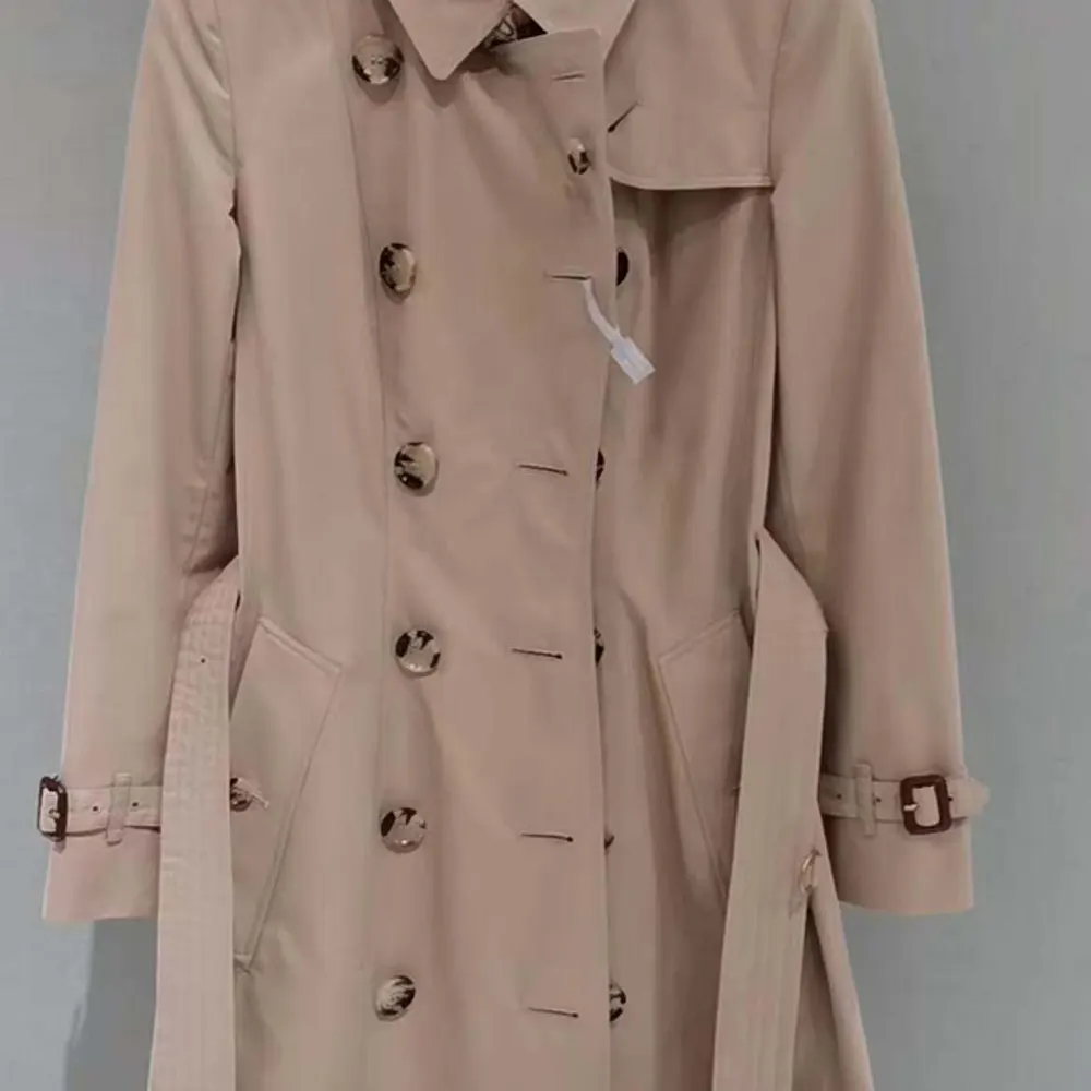 Detail of iconic check lining inside Burberry Women Chelsea Heritage Trench Coat collar