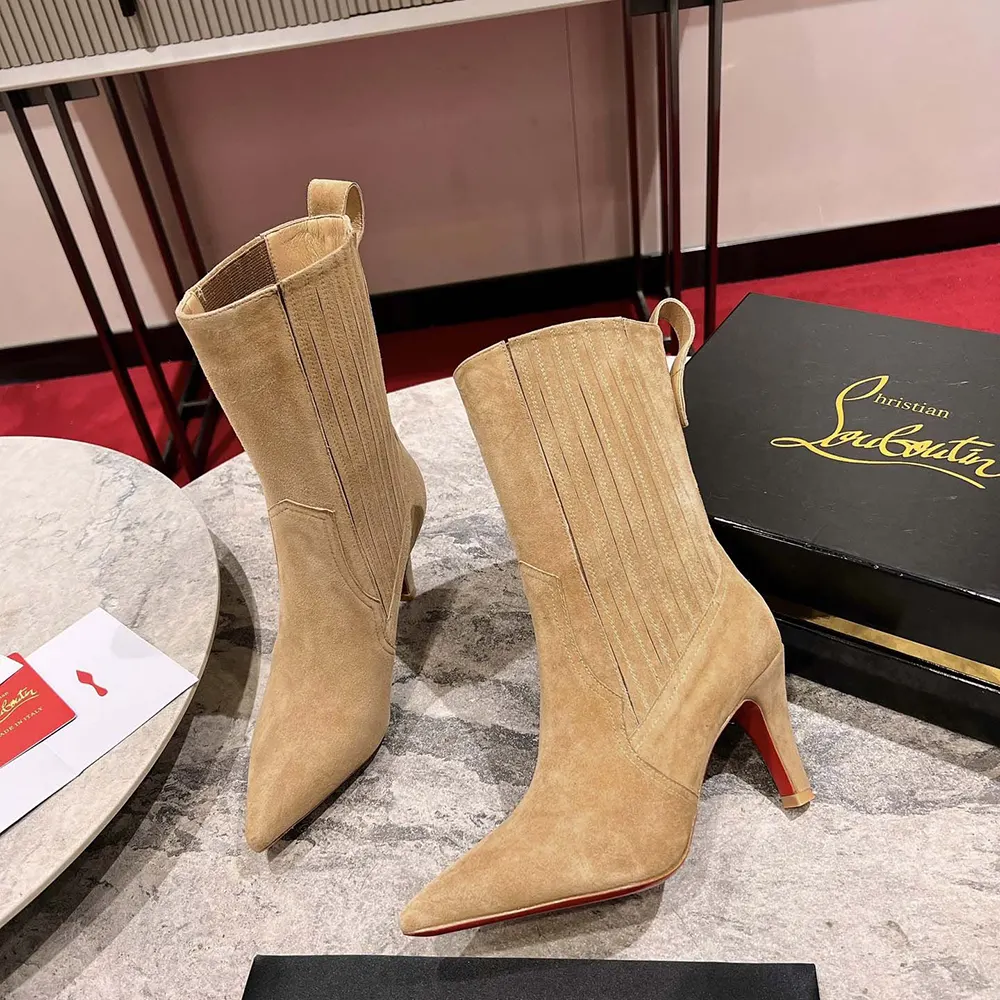 Close-up of sandy veau velours suede texture on Santigag 85 mm Low Boots