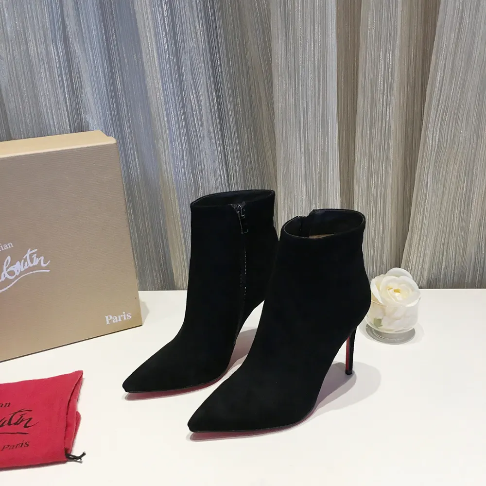 Front view detailing smooth black leather and zip of So Apostropha Booty boots