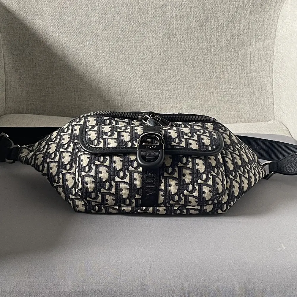 Side profile showcasing adjustable belt strap on Dior Men Dior 8 Belt Bag