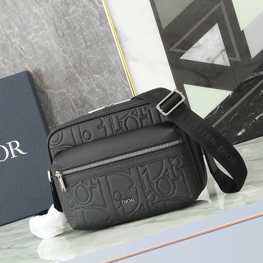 Close-up of black zipped closure on Dior Men Rider 2.0 Messenger Bag