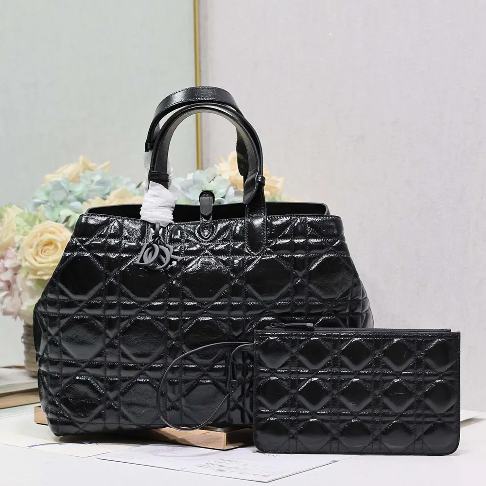 Close-up of Macrocannage stitching on Dior Women Large Dior Toujours Bag