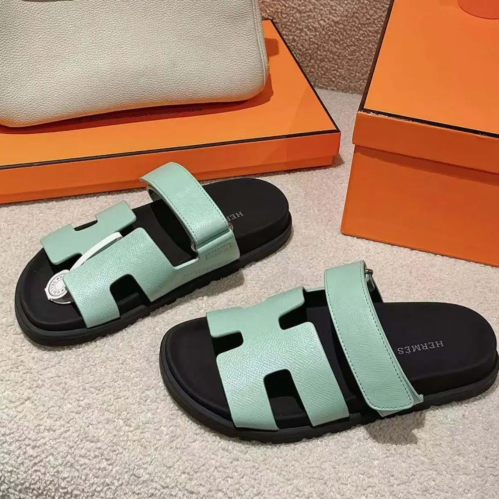 Close-up on cushioned footbed of Hermes Unisex Chypre Sandal-Light Green