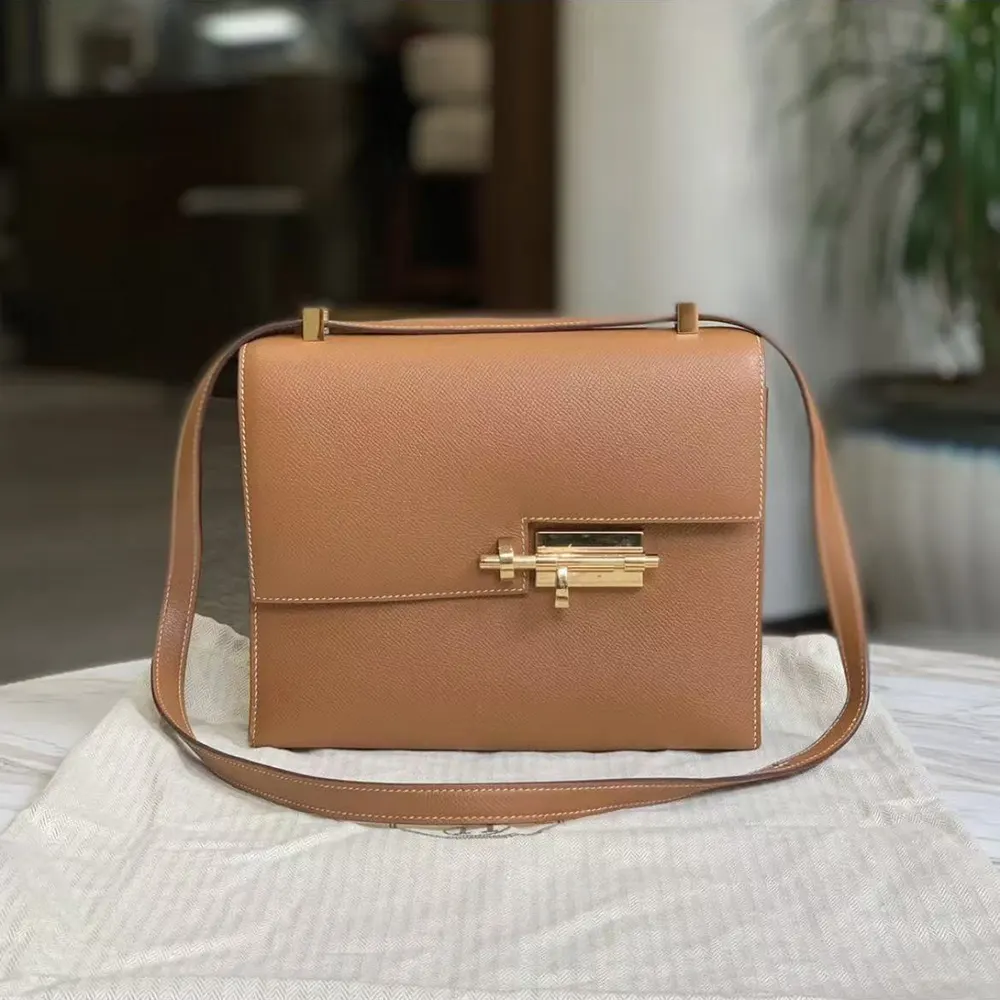 Close-up of gold Verrou lock on Hermes Women Verrou 21 Bag