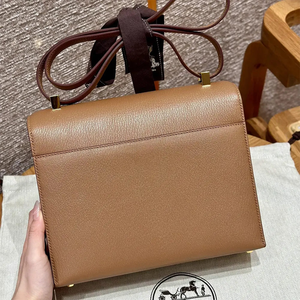 Close-up of gold Verrou clasp on Hermes Women Verrou 21 Bag