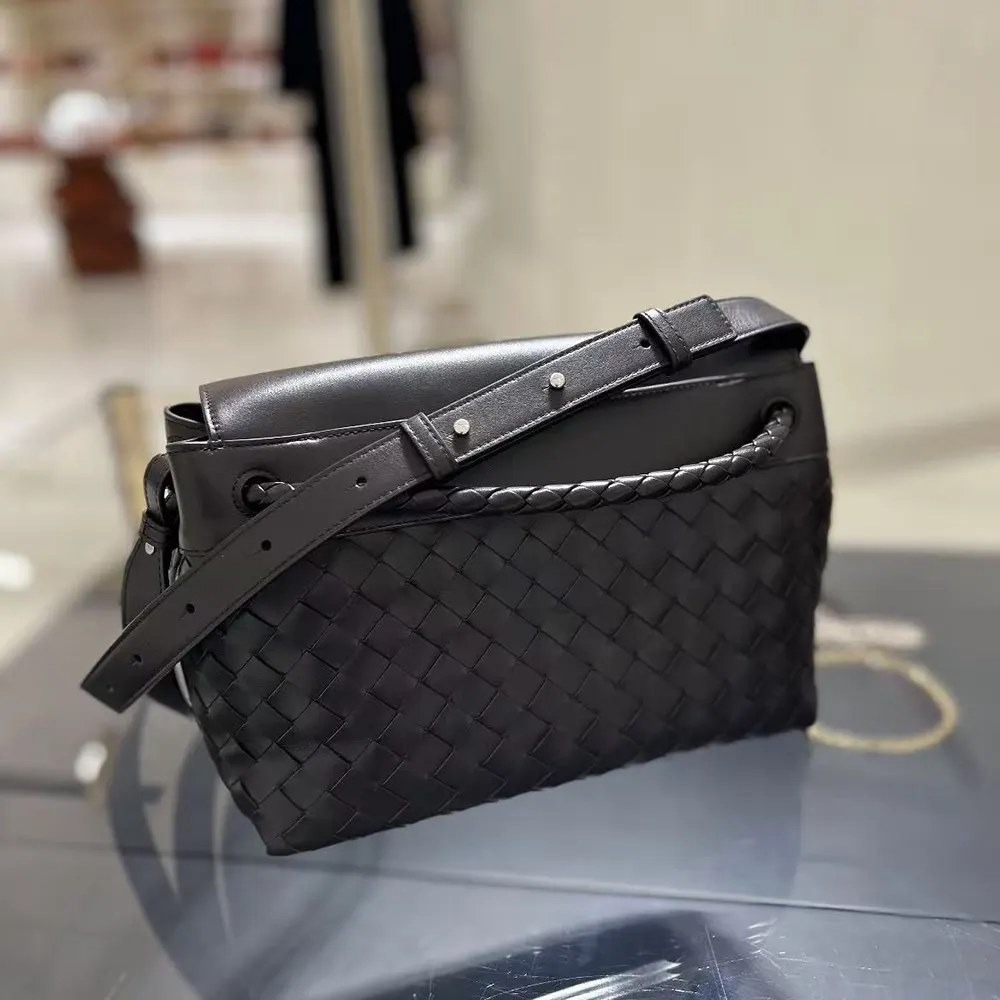 Bottega Veneta Men Small Andiamo Messenger-Chocolate - image 4