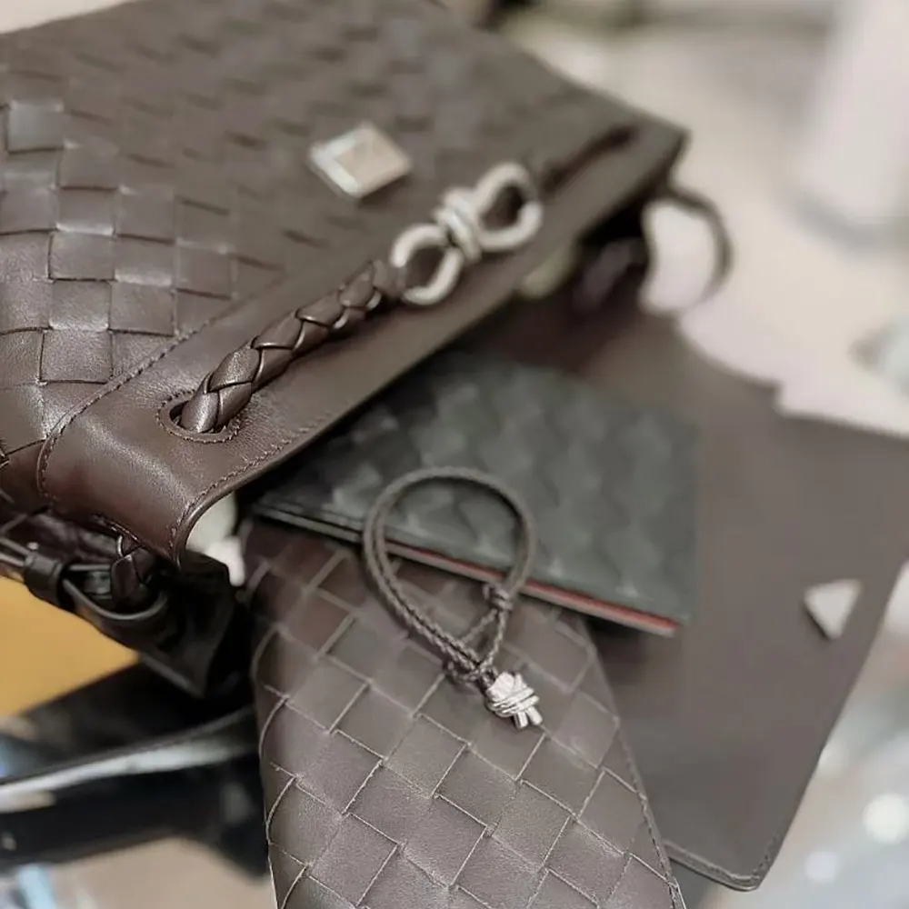Bottega Veneta Men Small Andiamo Messenger-Chocolate - image 5