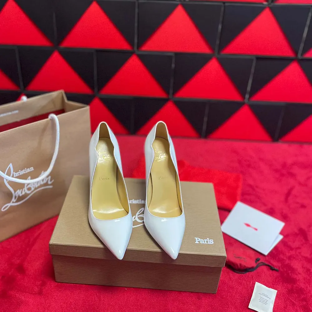 Close-up of signature red sole on Hot Chick 100 mm Pumps white patent leather