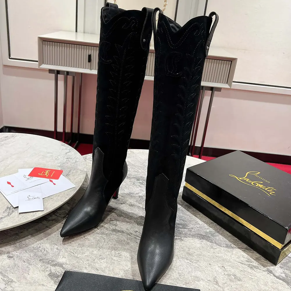 Close-up of calf leather and veau velours on Santia Botta 85 mm Boots