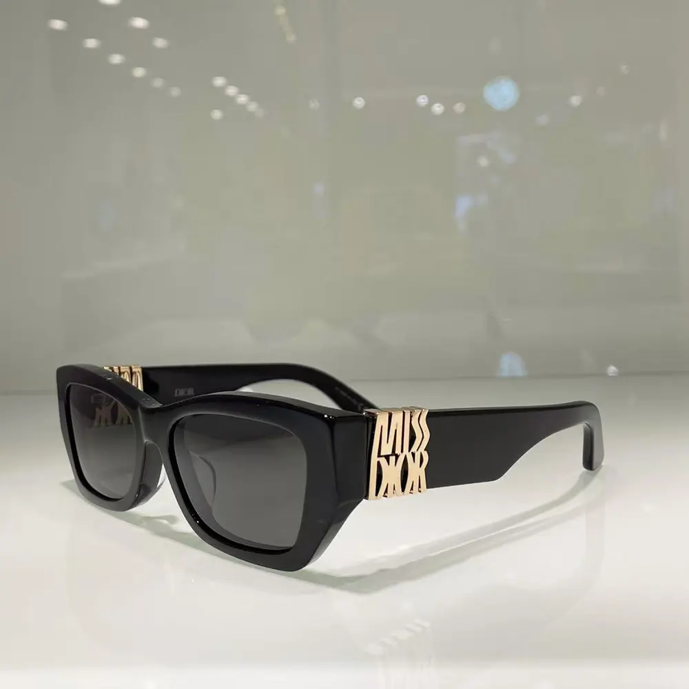 Close-up of silver Dior logo on temples of MissDior S1I Sunglasses-Black 10A0