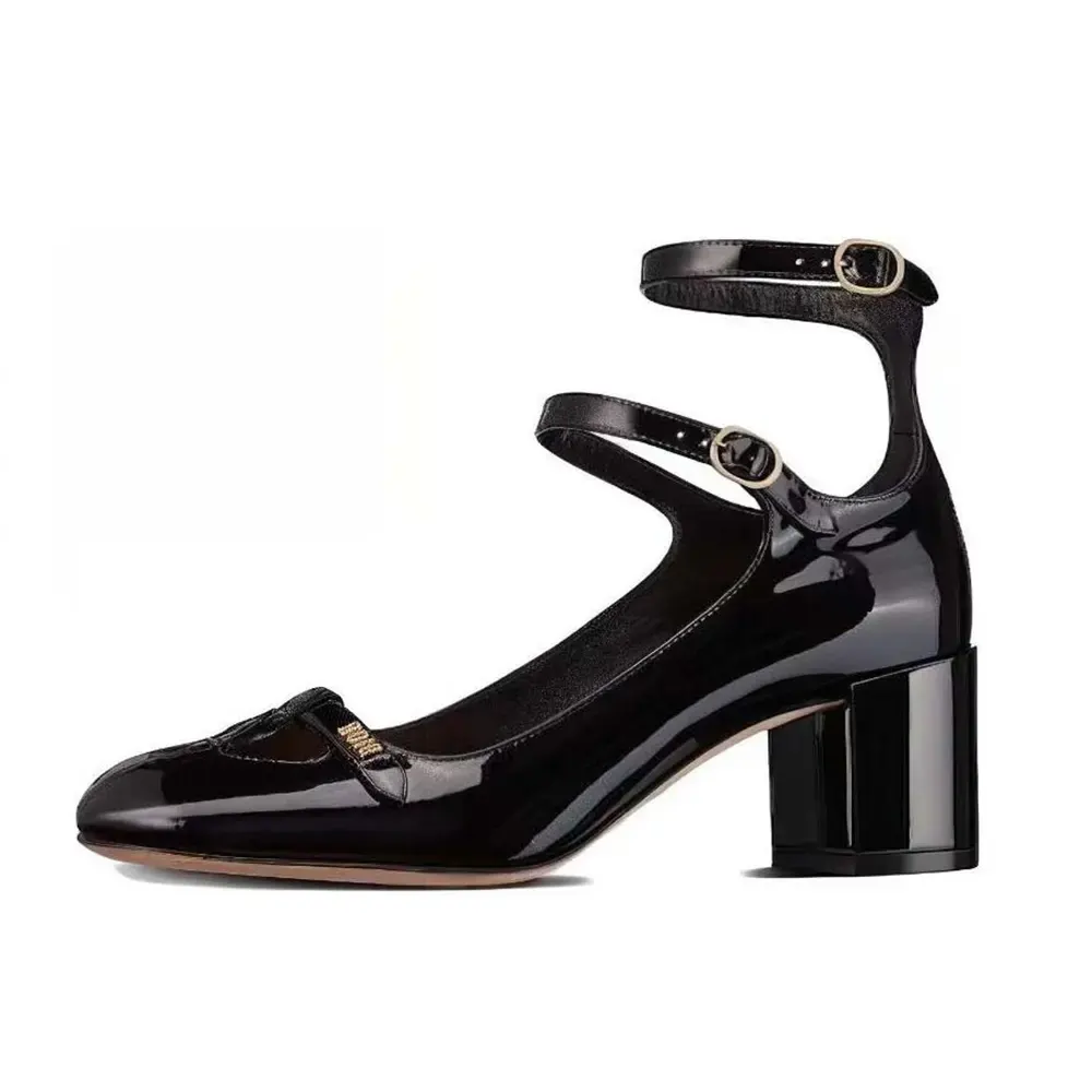 Side profile of Dior Women Aime Dior Pump Black Patent Calfskin