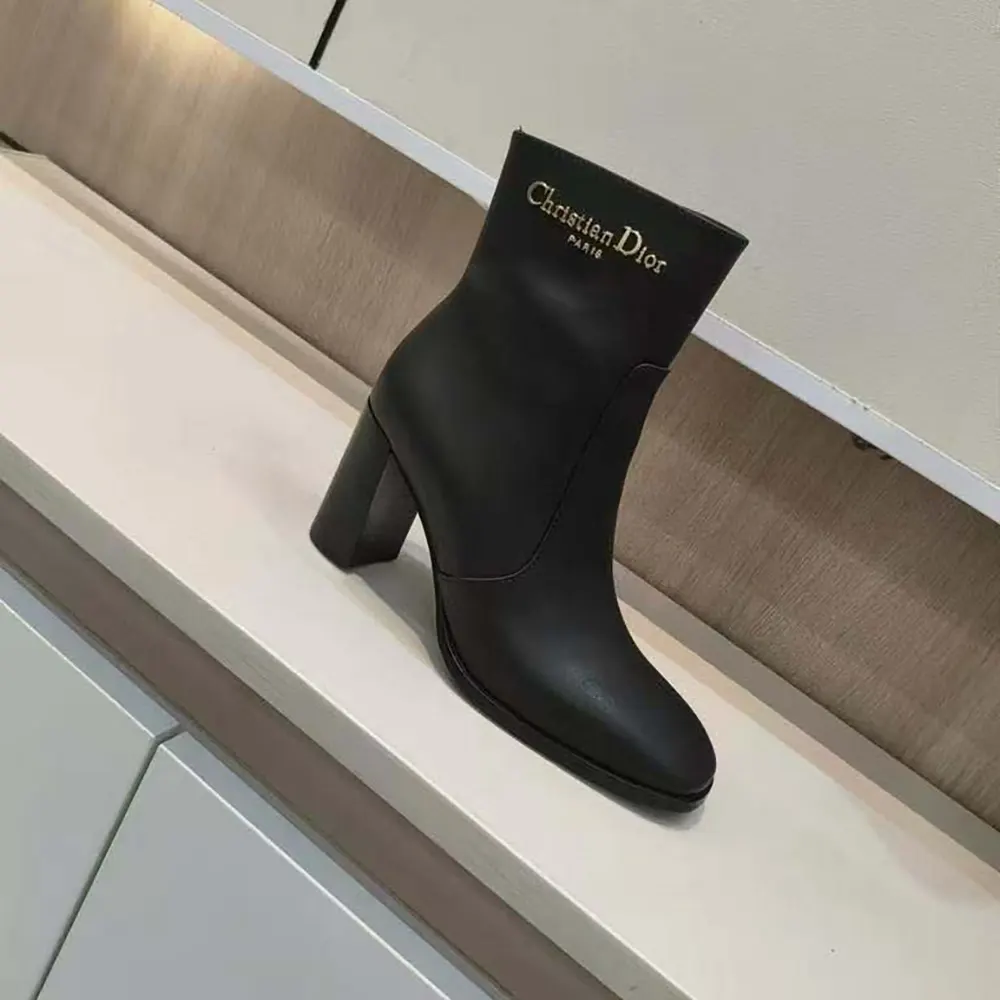 Top angle showing zipper and leather texture of Dior Women D-Town Boot