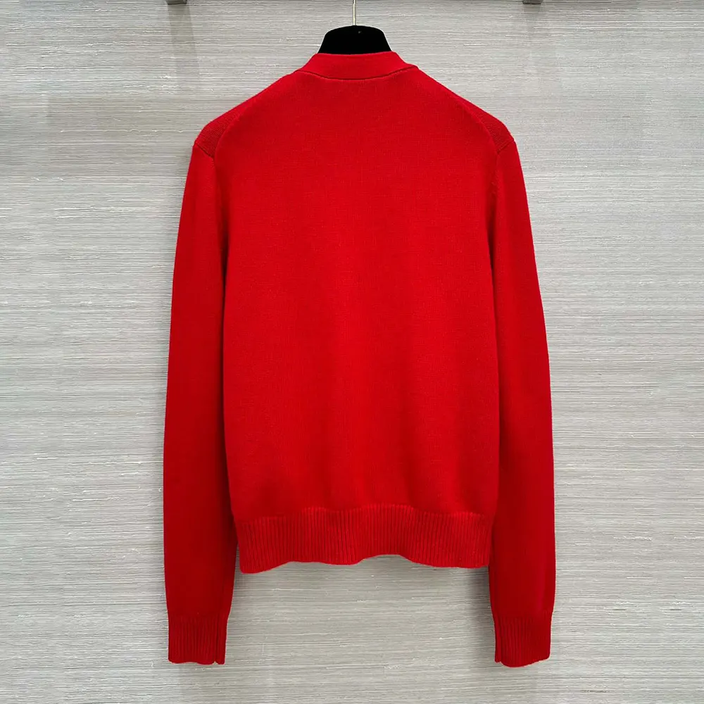Side profile showing fitted silhouette of Dioramour Twinset