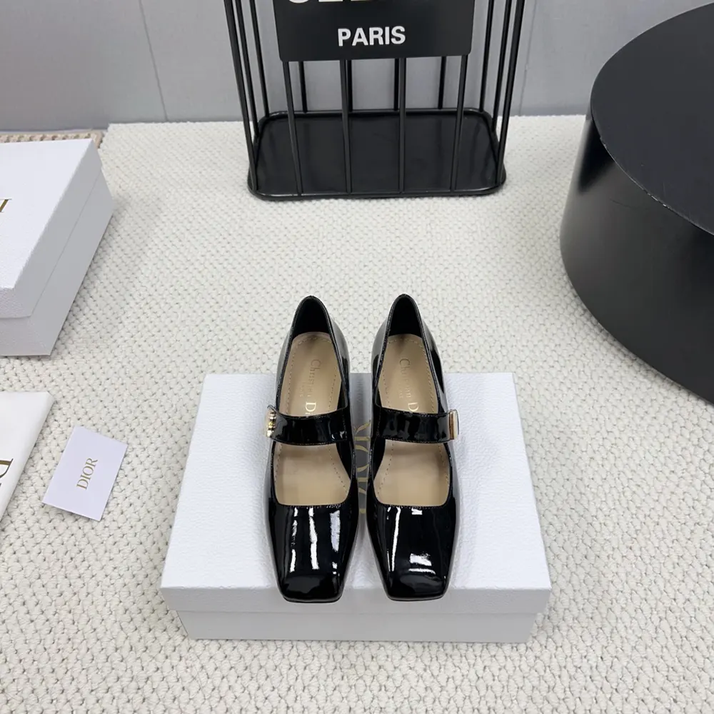 Close-up of glossy black patent calfskin material on Miss Dior Pump