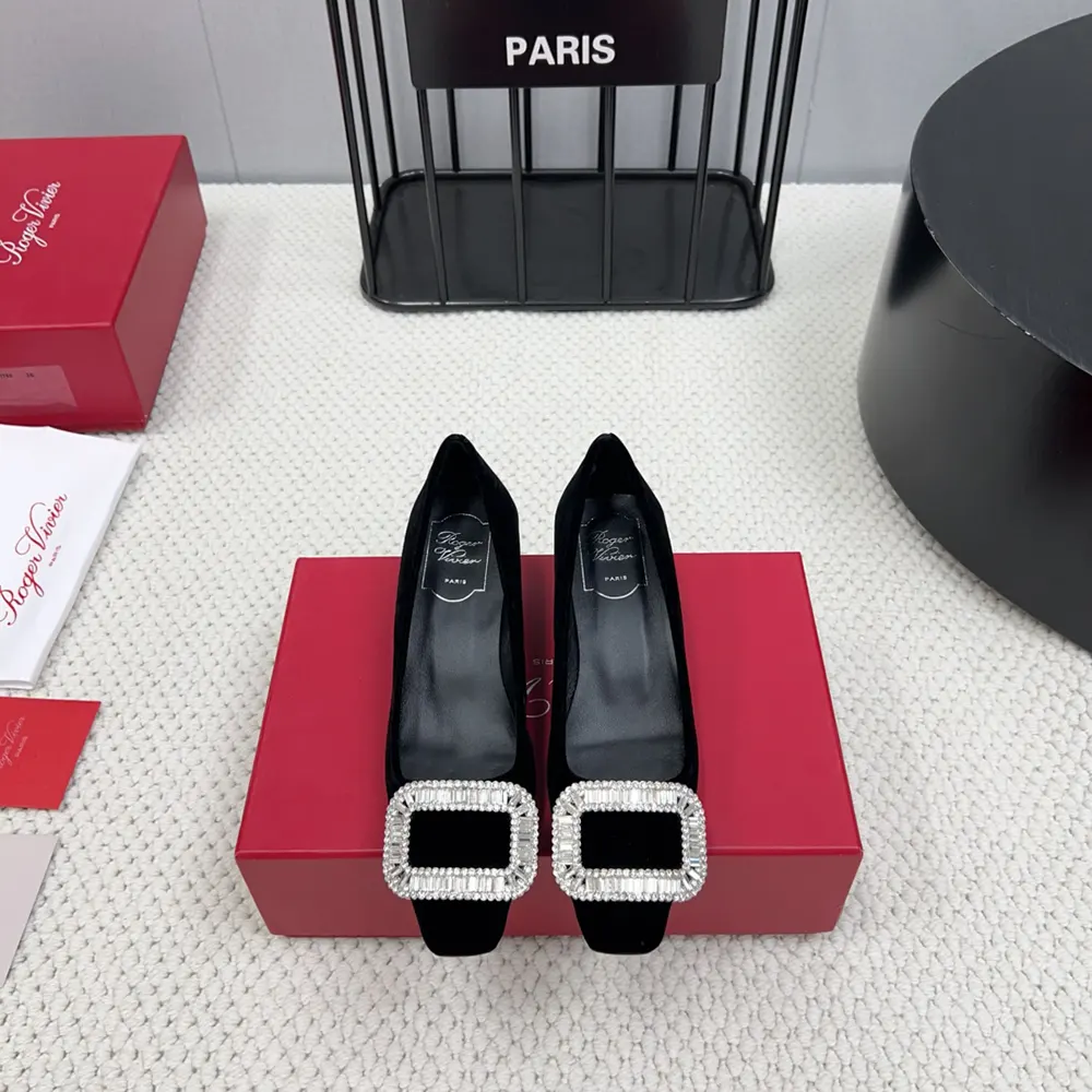 Close-up on signature square buckle of Belle Vivier Pumps Satin-Black