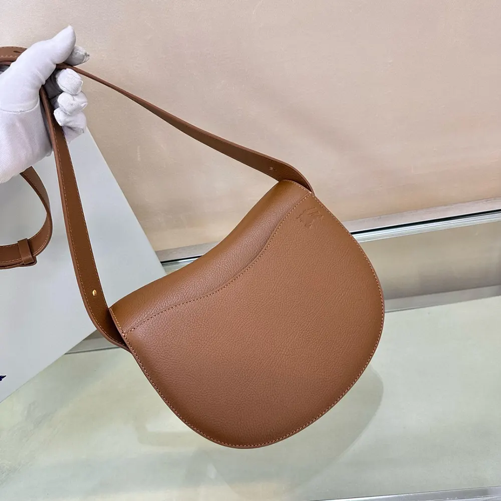 Burberry Women Medium Rocking Horse Bag - image 5