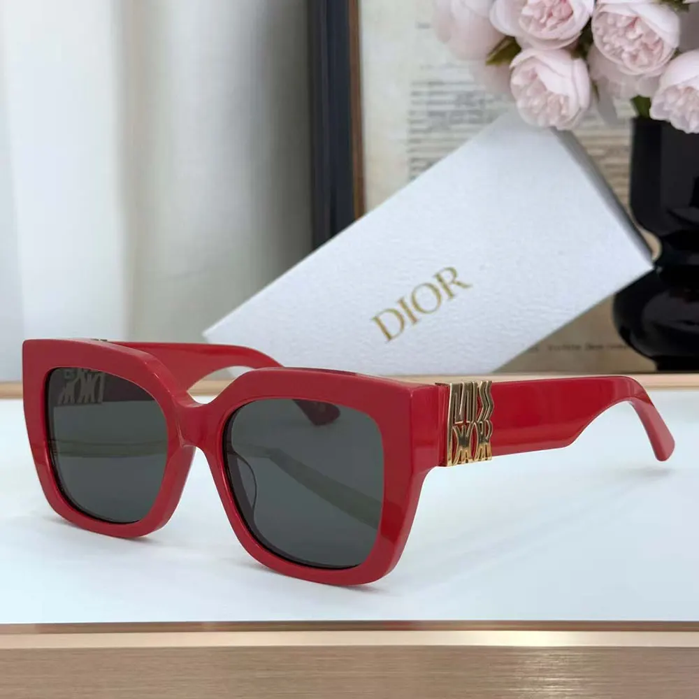 Side profile showing spring hinge on Dior Unisex MissDior S2I Square Sunglasse