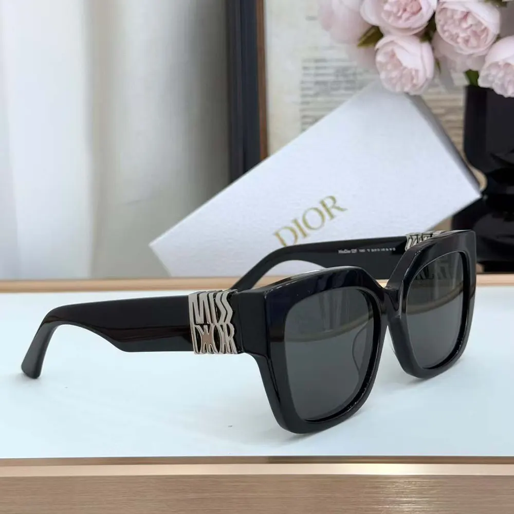 Side angle of Dior Unisex MissDior S2I Square Sunglasse-Black glossy black frame