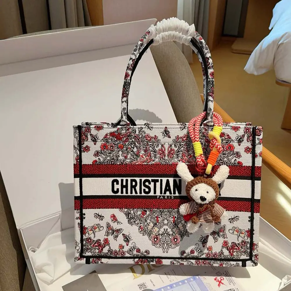 Close-up of Latte embroidery detail on Dior Women Dioramour tote